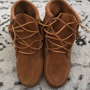 Minnetonka Ankle Boots Size 8